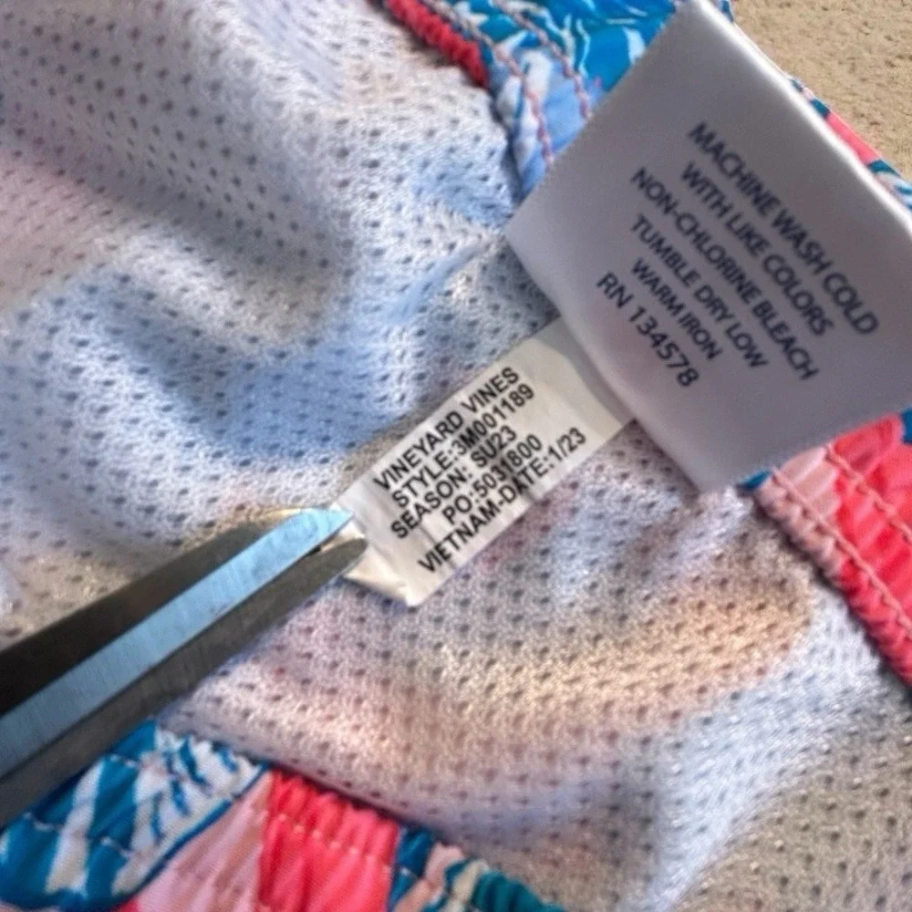 Vineyard Vines Swim Trunks XL Men's‎ Floral Pink Blue Hibiscus Board Shorts